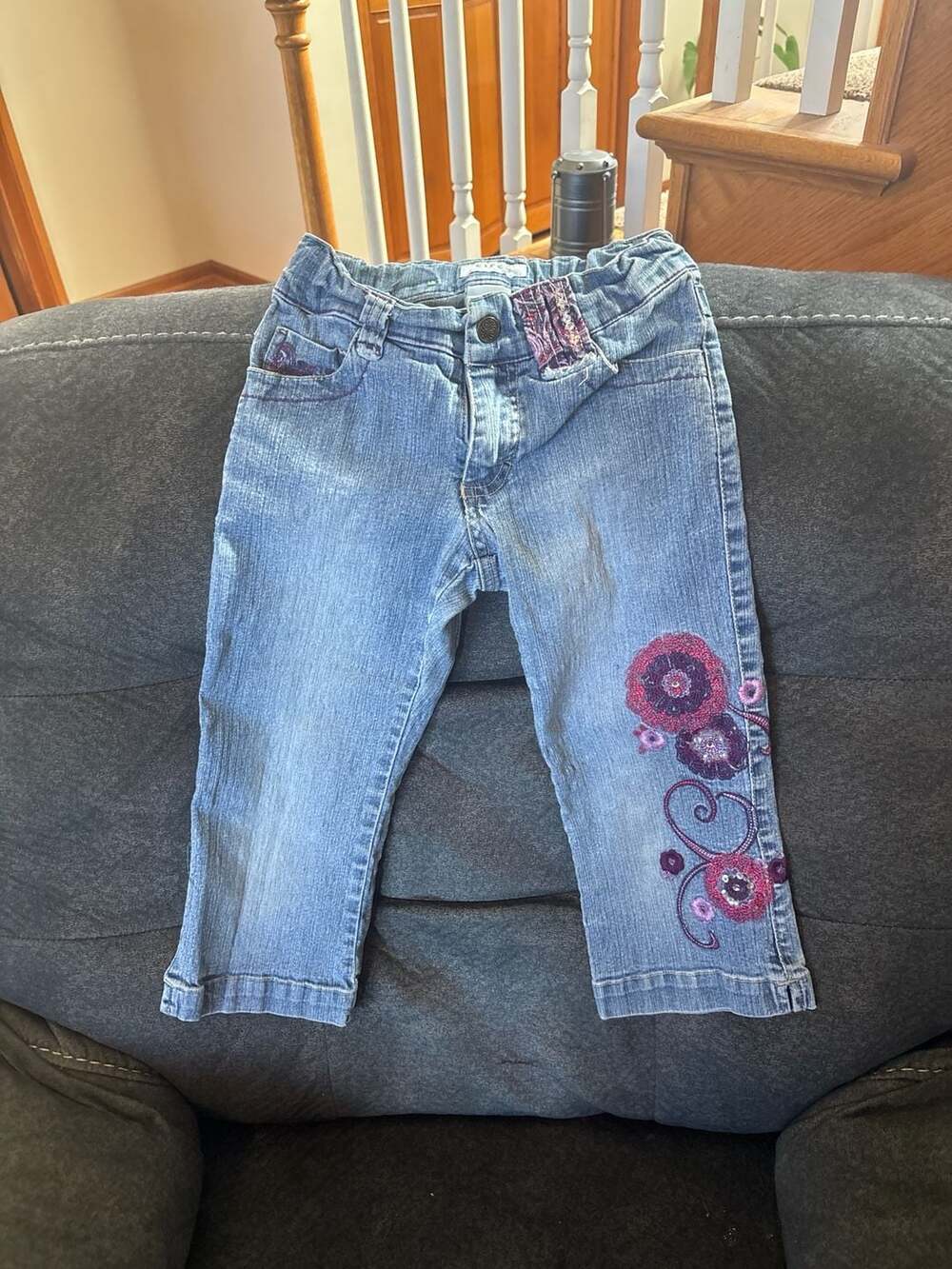 Circo Girls Size 7 Vintage Y2K Embroidered Floral Sequin Capri Denim Jeans